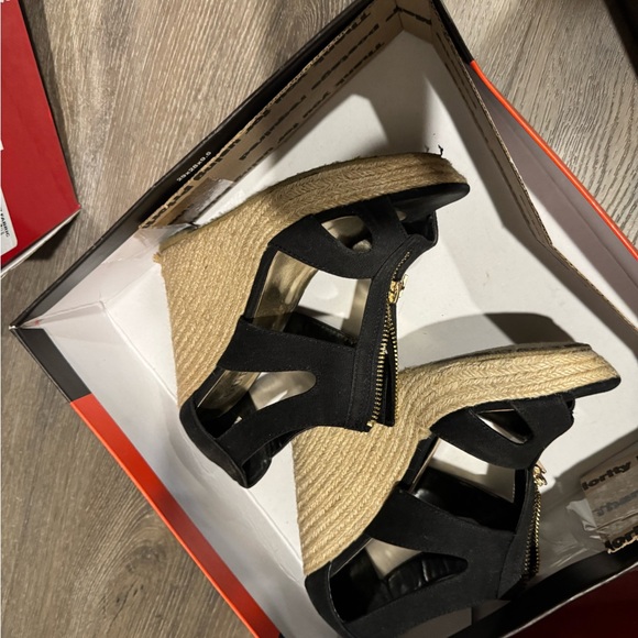 6 pairs of Guess shoes/heels/wedges some brand new never used size 6 and 7 - Picture 11 of 11